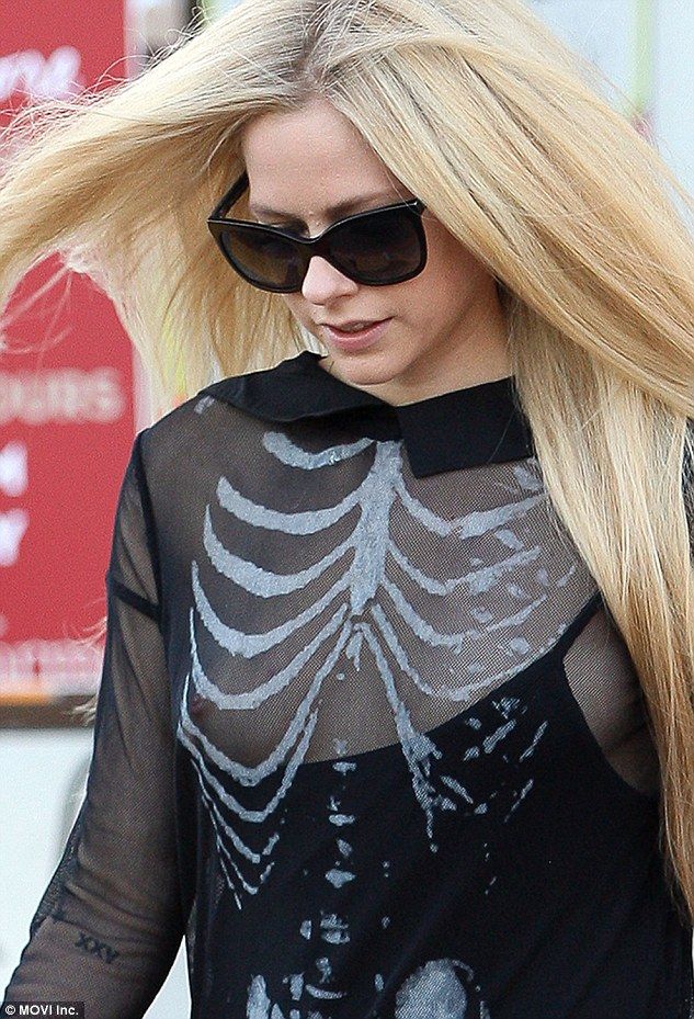 Avril Lavigne Nipple Slip Photos