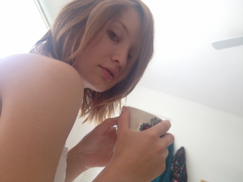Emily-Browning-Naked-13f1c88e65eba1bc2c.jpg