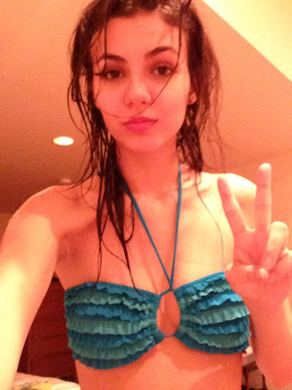 Victoria-Justice-Naked-017b48a1f1a0d046789.jpg