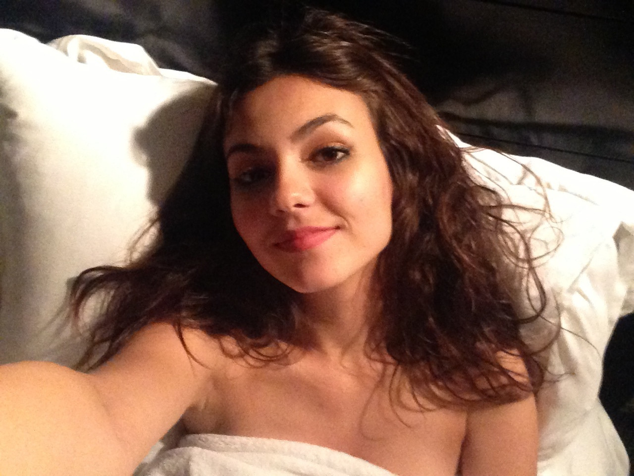 Victoria-Justice-Naked-028c2bbe3c82be796d.jpg
