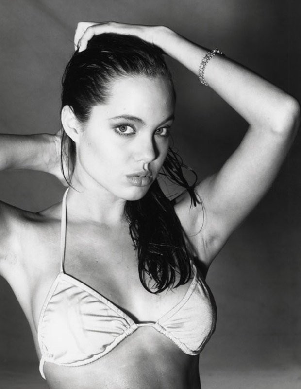 Angelina-Jolie-Young-in-Bikini-04---TheFappening.nuffad1cb656d589c5.jpg