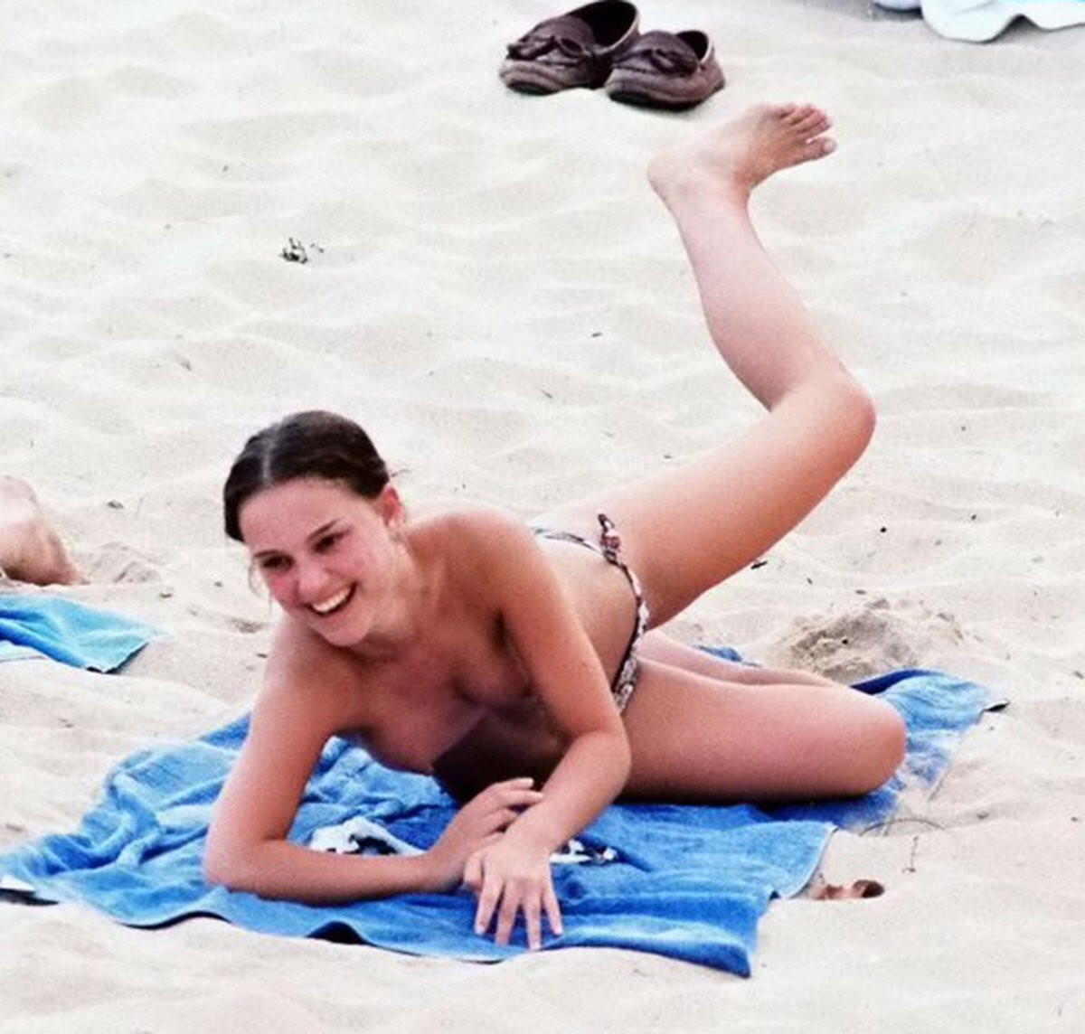 Natalie-Portman-Topless-05---TheFappening.nud41da7a54538eded.jpg